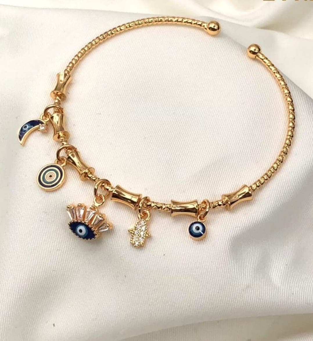 Multi-Charm Openable Bracelet